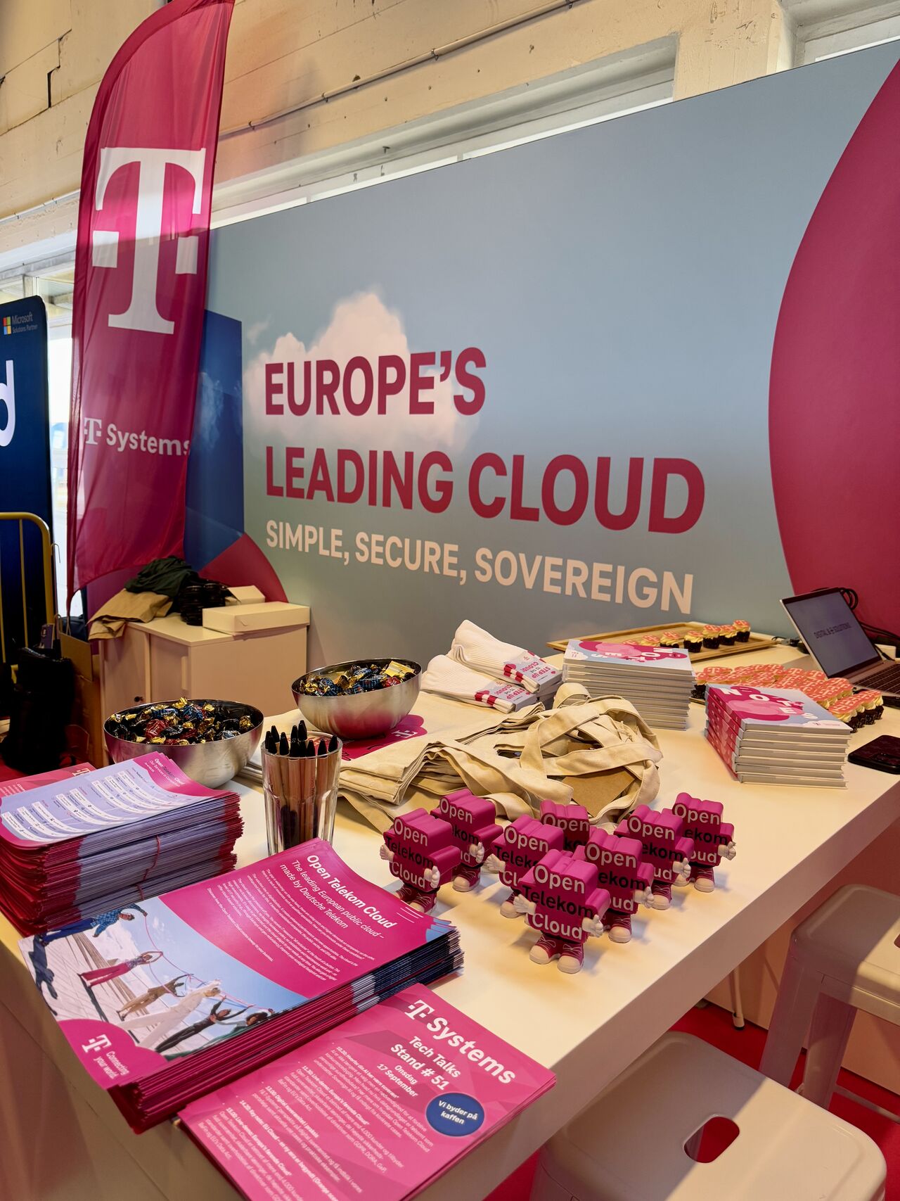 T-Systems Messestand mit Flyern, Giveaways und Banner zur T Cloud Public