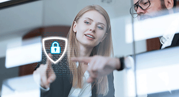 Eine Frau und ein Mann zeigen mit den Fingern auf ein digitales Schloss auf einer Glaswand