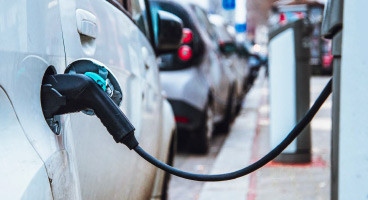 Ein E-Auto an einer Ladestation 