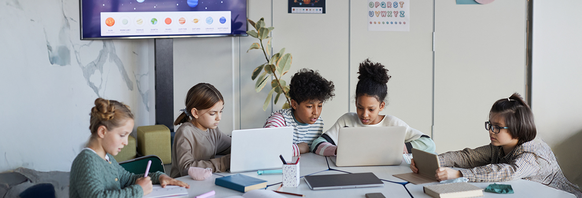 Schoolchildren learn on laptops
