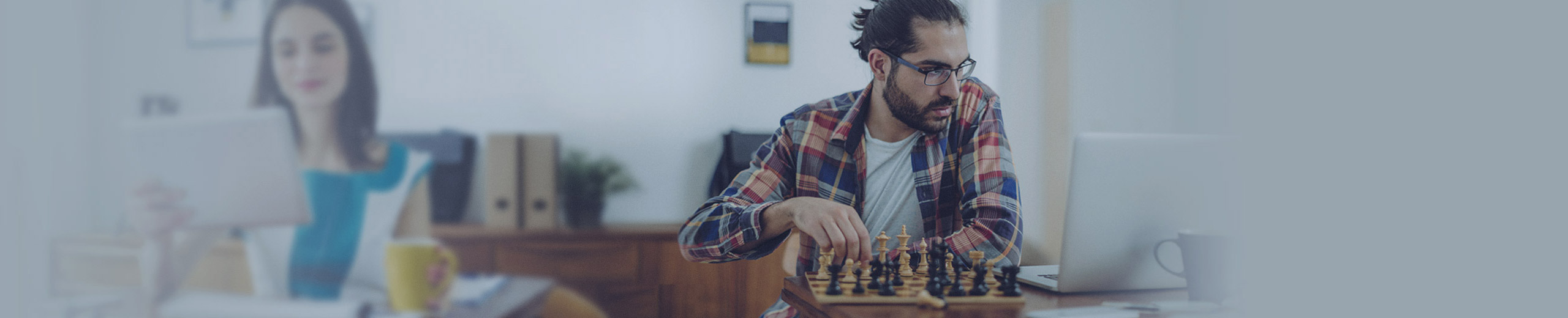 Links Frau und rechts Mann sitzen vorm Computer