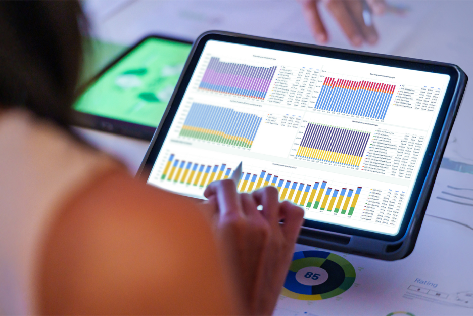 Frau an einem Tablet Computer mit einem Stift. Auf dem Display sieht man ein Dashboard mit Diagrammen und Zahlen sowie der Überschrift ESG