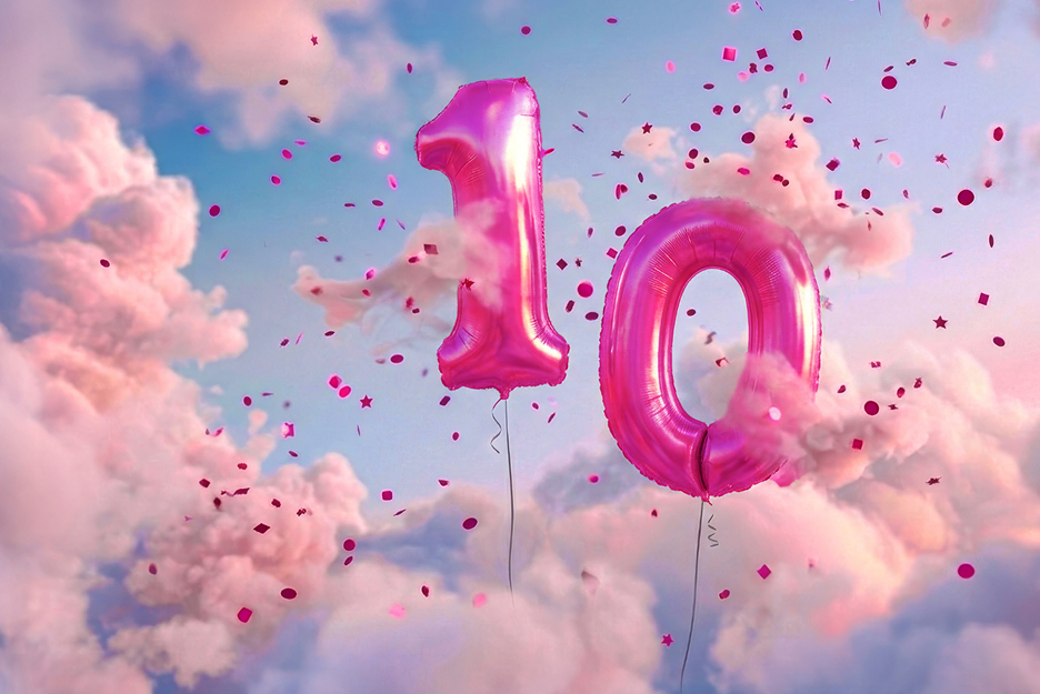 10 Jahre Public Cloud 2 Magenta Luftballons und Konfetti im Wolkenhimmel