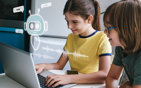 Zwei Schülerinnen lernen an einem Laptop