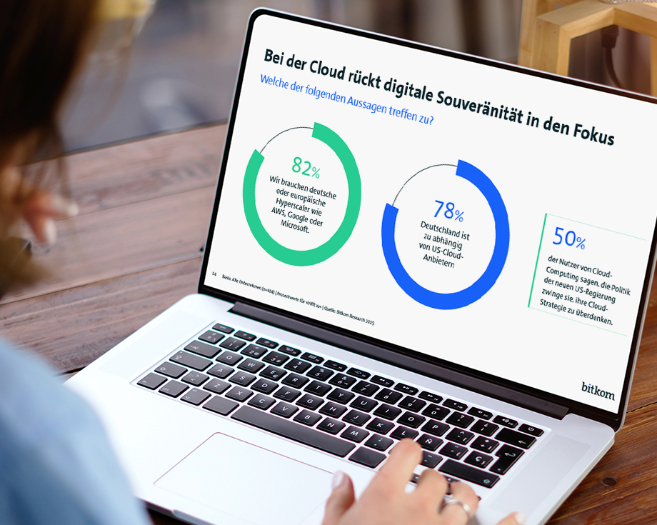 Frau liest den aktuellen Cloud Report 2025 von Bitkom auf Ihrem Laptop